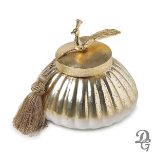 Tarro de metal dorado vintage con tapa de pájaro y borla, contenedor decorativo redondo de diseño artesanal para almacenamiento de artículos diversos - Product Image 4