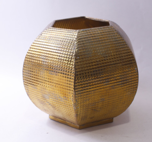 Jarrón hexagonal de latón art déco hecho a mano, macetero geométrico texturizado dorado, jarrón de mesa dorado y níquel, jarrón de mesa de aluminio dorado - Product Image 1