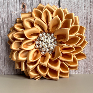 Broche de Flor Dorado, Elegante Pin Floral de Tela, Accesorio para Mujer, Decoración de Moda de Lujo con Diseño de Centro de Cristal - Product Image 6