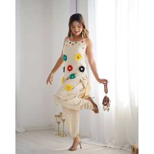 Conjunto de Top y Pantalón ZSR de Diseño Blanco Talla XS con Bordado Khatli y Espejo, Estilo Elegante - Product Image 5