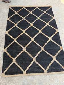 Alfombra de Cáñamo Hecha a Mano con Patrón Geométrico Negro de Lujo - Estilo Moderno, Ecológica y Lavable - Product Image 3