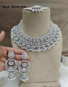 Collar tradicional afgano Kuchi chapado en oro con piedras de rubí rosa y elegantes flecos de perlas blancas. - Product Image 2