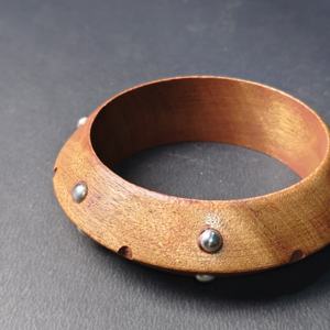 Brazalete de Madera con Perfil Cónico Inclinado y Detalles de Remaches Esféricos Plateados - Joyería de Madera Artesanal Vanguardista, Moderna y Ecológica - Product Image 4