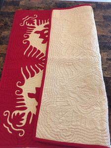 Couvre-lits hawaïens imprimés de fleurs rouges naturelles, doux et durables, tissés à la main avec des broderies complexes, pour la décoration de la maison - Product Image 2