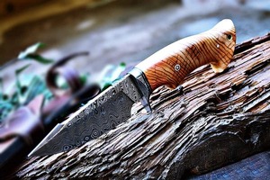 Cuchillo de Camping Hecho a Mano con Hoja Recta de Acero de Damasco, Mango de Madera de Olivo y Funda de Cuero - Product Image 4