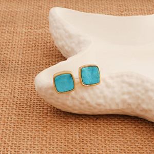 Pendientes de tuerca cuadrados con gema de turquesa azul natural en forma de cojín - Bañados en oro - Piedra de nacimiento de diciembre - Joyería hecha a mano - Product Image 5