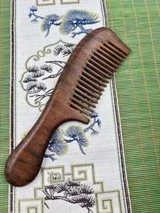 Peigne à dents larges en bois massif naturel, brosse de massage pour démêler les cheveux, antistatique, portable, expédition aléatoire - Product Image 4