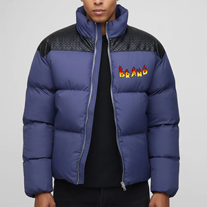 Blouson matelassé bleu premium pour homme avec empiècements sur les épaules, col montant zippé, manteau d'hiver style streetwear, vêtement d'extérieur isolé - Product Image 1