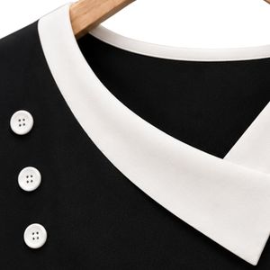 T-shirt asymétrique noir pour femme à col en V et manches courtes, broderie florale blanche, bordure contrastante, détails boutonnés, décontracté, personnalisable, vente en gros - Product Image 4