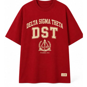 Camiseta Roja de Manga Corta con Cuello Redondo y Diseño de Letras para Hombre Delta Sigma Theta, Corte Holgado, Estilo Casual - Product Image 2