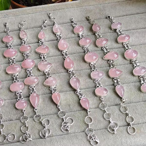 กำไลข้อมือโรสควอตซ์ธรรมชาติแบบปรับได้ ขัดเงา ประดับด้วยลูกปัด คริสตัลบำบัด พลังเรกิ จักระ สมาธิ เครื่องประดับศิลปะพื้นบ้าน สื่อถึงความรัก - Product Image 1