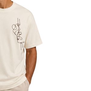 เสื้อยืดโอเวอร์ไซส์สีขาวสำหรับผู้ชาย ปักลายโลโก้แบบเส้นด้วยเทคนิค Custom Embroidered ผ้าคอตตอนหนา สไตล์สตรีทแวร์ คอกลม แขนสั้น ทรงหลวม สวมใส่สบาย - Product Image 4