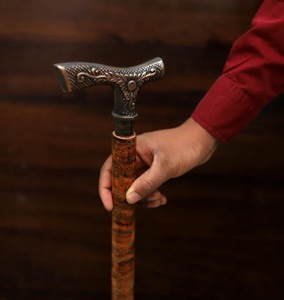 Bâtons de marche rustiques modernes en bois naturel écologique avec poignée en laiton poli, idéaux pour les cadeaux - Product Image 3