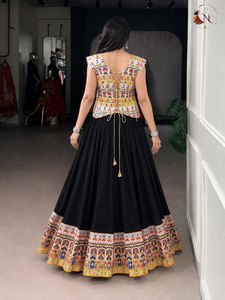 NOIIR PIGEON Lehenga Choli pour femme en rayonne, avec broderies et motifs imprimés, infroissable, séchage rapide, longueur ras du sol, Navratri - Product Image 3
