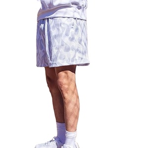 Shorts de sport en polyester de haute qualité pour hommes, shorts de basketball personnalisés avec motif flamme en maille, taille élastique, logo personnalisé - Product Image 1