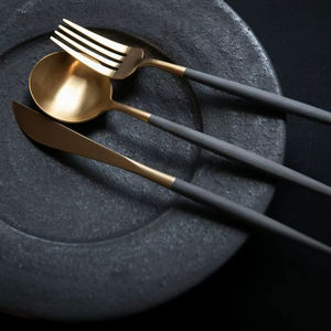 Juego de vajilla decorativa de inspiración real diseñado para una presentación elegante en la mesa de celebración y una exhibición de alta calidad. - Product Image 1