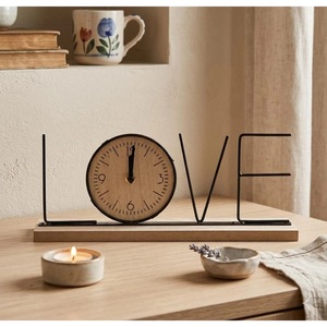 Horloge de bureau en forme de cœur, cadran en métal et en bois, mouvement à quartz, fonctionne à piles, design minimaliste - Product Image 1