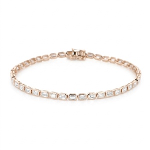 กำไลข้อมือทองคำ 18K ทรงสี่เหลี่ยมมรกต ประดับเพชรเลี้ยงในห้องปฏิบัติการ พร้อมใบรับรอง IGI สไตล์คลาสสิก เหมาะสำหรับสวมใส่ทุกวัน เป็นเครื่องประดับสำหรับเธอ - Product Image 2