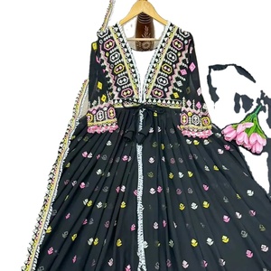 Salwar Kameez indien lourd pour mariage avec broderies, séquences de pierres de diamant, robes longues et dupatta - Product Image 1