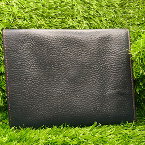 กระเป๋าสตางค์หนังวัวลายเรียบพรีเมียมสำหรับผู้ชาย ดีไซน์แบบพับสองตอนเรียบง่าย พร้อมการเย็บด้ายสีแดงที่ทนทานและกระดุมแป๊ก - Product Image 4