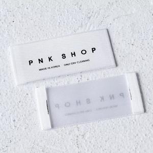 Etiqueta Tejida Personalizada de Seda Dorada Mate, Suave, con Borde Cortado a Láser, Plegable, en Rollo, Impermeable y Ecológica para Prendas - Product Image 3