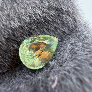 Zafiro Verde Natural Corte Pera 1.00CT Sin Calentamiento Sin Luz Artificial de Ceilán, Sri Lanka Sin Orificio para Joyería - Product Image 1