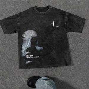 เสื้อยืดผู้ชายสไตล์วินเทจ ผ้าคอตตอนฟอกสี พิมพ์ลายกราฟิก ทรงโอเวอร์ไซส์ พิมพ์ลายโลโก้ด้วยเทคนิค DTG เสื้อผ้าสตรีทแวร์ รับผลิตแบบ OEM ODM จากโรงงาน - Product Image 1