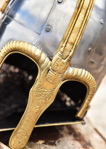 Casque de Chevalier Médiéval Intégral en Acier Poli Plaqué Argent/Or, Découpé et Imprimé, pour Cosplay, Expositions Muséales et Usage Domestique - Product Image 6