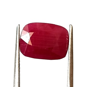 Pierre précieuse naturelle en rubis africain de 6,45 carats, taille coussin, facettée, non montée - Product Image 2