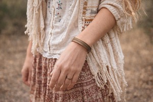 Brazalete Abierto Elegante de Cobre Plateado con Grabado Personalizado al Mejor Precio para Mujer - Product Image 2