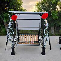 Balançoires en fer forgé antiques et charmantes, balançoires métalliques parfaites, balançoires en acier robuste avec accessoires de jardin de qualité supérieure.
