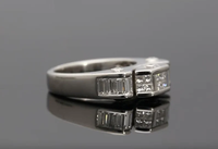 Bague Éternité Géométrique Diamantée en Argent 925 Plaqué Rhodium Unisexe Style Classique Mariage Sertissage Canal Coupe Émeraude