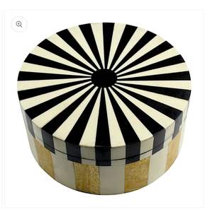 Boîte de rangement élégante en résine avec finition artisanale, motifs uniques, idéale pour organiser les bijoux, les accessoires et les objets précieux. - Product Image 5