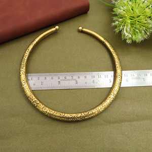 Collar gargantilla vintage dorado con grabado, estilo bohemio, tribal, étnico, minimalista, abierto, tipo joya. - Product Image 2