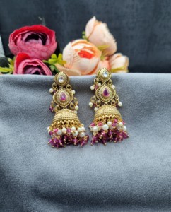 Pendientes Jhumka con Perlas Delicadas y Cristales en Forma de Gota, Chapados en Oro, para Fiestas y Eventos Étnicos, Colección de Joyería Festiva - Product Image 6