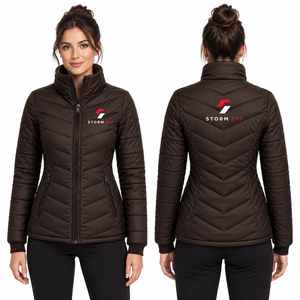 Blouson d'hiver matelassé pour femme Storm Fit, manches longues, col montant, fermeture éclair, design avec patch logo, blousons matelassés - Product Image 1