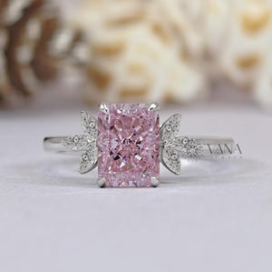 Anillo de Compromiso con Diamantes Radiantes en Forma de Catedral, Anillo de Plata de Ley con Baño de Rodio y Diamantes Radiantes en Corte Catedral para Mujer - Product Image 1