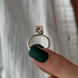 Anillo de Compromiso con Diamante Cultivado en Laboratorio de 3 Quilates, Corte Alargado Tipo Cojín, Oro Amarillo, Anillo Solitario Delicado, Certificado IGI - Product Image 2
