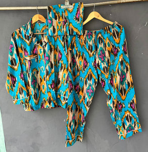 Conjunto de pijama de algodón estampado a la moda para mujer, pijama de dos piezas suave y transpirable, ropa de dormir cómoda para el hogar - Product Image 1