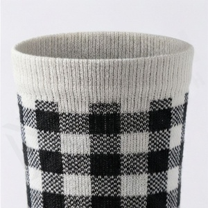 Chaussettes ras du cou en coton tricoté respirant à motif écossais, style décontracté pour adulte, design à carreaux blanc et noir - Product Image 4