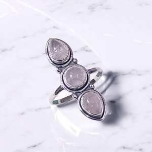 Anillo Elegante Clásico de Plata de Ley 925 con Tres Piedras Preciosas Naturales, Anillo Unisex de Joyería Fina para Bodas y Aniversarios - Product Image 3