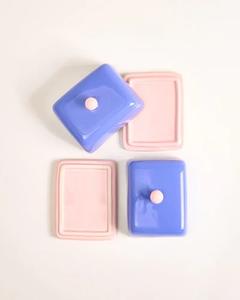 Pot à beurre contemporain avec couvercle à bouton à prise confortable, base de service compacte, finition émail brillant, élégant rangement de beurre pour la cuisine - Product Image 3