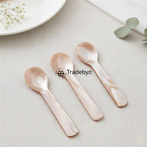 Cuillère artisanale incrustée de nacre, élégante vaisselle de cuisine par Tradebyd - Product Image 3