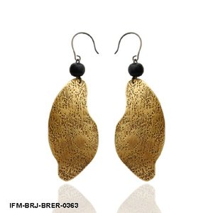 ต่างหูทองเหลืองรูปใบไม้โค้งมน งานแฮนด์เมด ผิวสัมผัสสีทอง ประดับลูกปัดสีดำ ทนทานต่อการเปลี่ยนสี ดีไซน์ทันสมัย เหมาะสำหรับงานปาร์ตี้ของผู้หญิง - Product Image 1