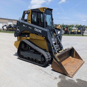 Chargeuse compacte John Deere conçue pour la robustesse, la fiabilité et la précision de maniement dans le secteur de la construction et de l'agriculture - Product Image 1