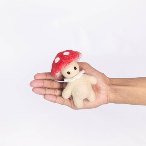 Juguete de Personaje de Hongo Hecho a Mano con Fieltro y Lana, con Gorro Rojo y Puntos Blancos, para Decoración Infantil de Interiores y Juego de Imitación - Product Image 1