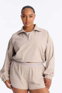 Ensemble deux pièces décontracté et sportif pour femme : veste coupe-vent courte beige à demi-zip et short à taille élastique - Product Image 1