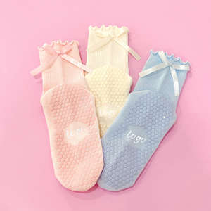 Calcetines de Pilates personalizados antideslizantes para yoga, ballet y barra, calcetines deportivos gruesos de punto con lazo y volantes para mujer, mercancía de estudio. - Product Image 1