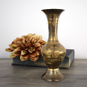 Vase en métal doré martelé conique avec feuilles vertes. Décoration élégante pour la maison disponible à des prix de gros d'usine abordables - Product Image 5