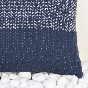 Housse de coussin douce et personnalisable en coton 100% tuftée à la main, texture brodée, gris ivoire moderne, avec pompons et franges, fermeture éclair - Product Image 6